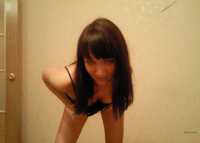 Seductive Amateur Girl's Naughty Social Media Adventures - Explicit Porn Photos