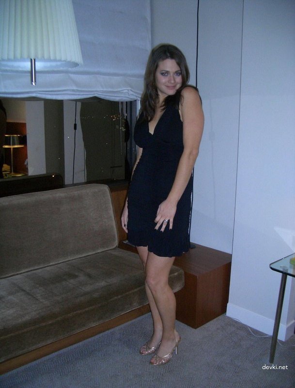 First Encounter: Amateur Porn Photos of Her Giving it Up