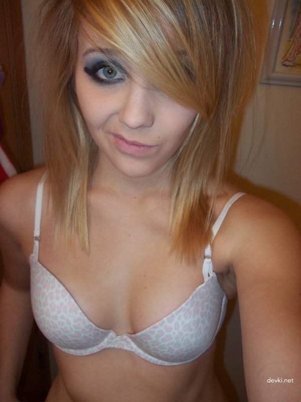 Stolen Intimate Amateur Porn Pics: Friend Caught Red-Handed!