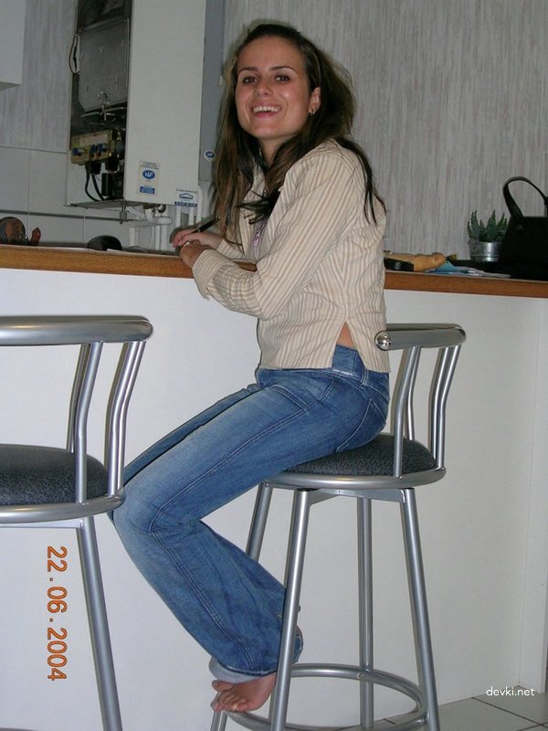 24-Year-Old Amateur Girl in Explicit Porn Pics