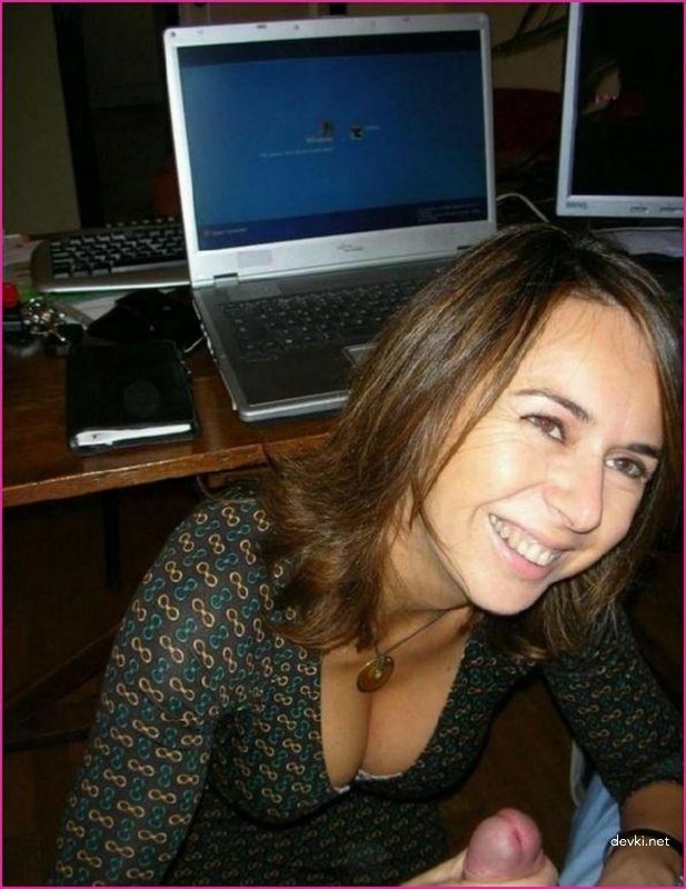 Hot MILF Sucks Cock: Amateur Porn Photo