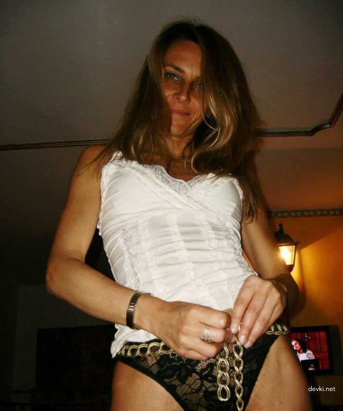 27-Year-Old Waitress Fucks Boyfriend in Amateur Porn Pics - Explicit Homemade Sex Tape