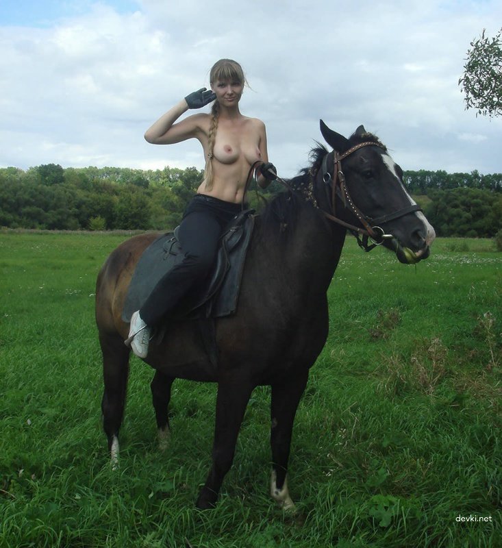 Amateur Babe Rides Horse - Explicit Outdoor Photoshoot