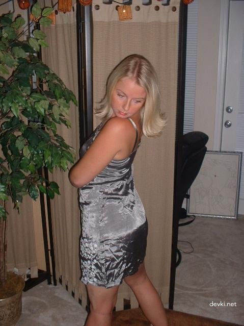 Capturing Amateur Girlfriend in Explicit Photos: XXX Content for Adults