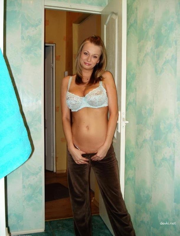 Amateur Girlfriend Poses Nude for Boyfriend - Explicit Homemade Photos