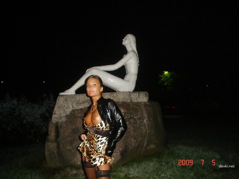 Hot Tanned Girl Poses for Her Lover - Amateur Explicit Photo