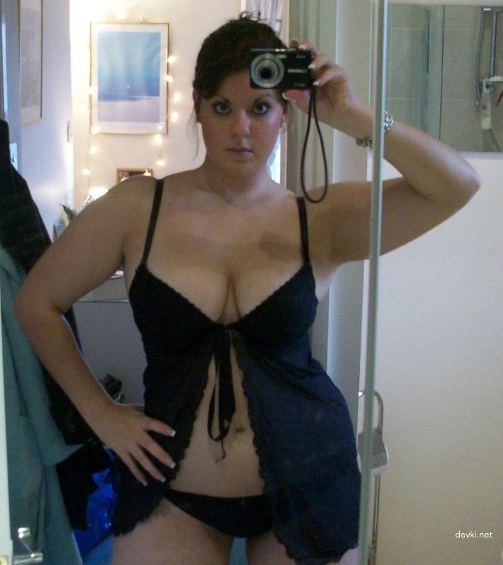 Aunt Loves to Fuck Herself: Amateur Porn Photo Session