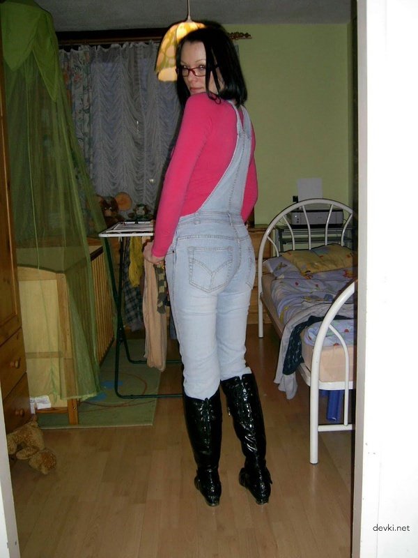 Explicit Amateur Photos: One Girl's Social Media Pics