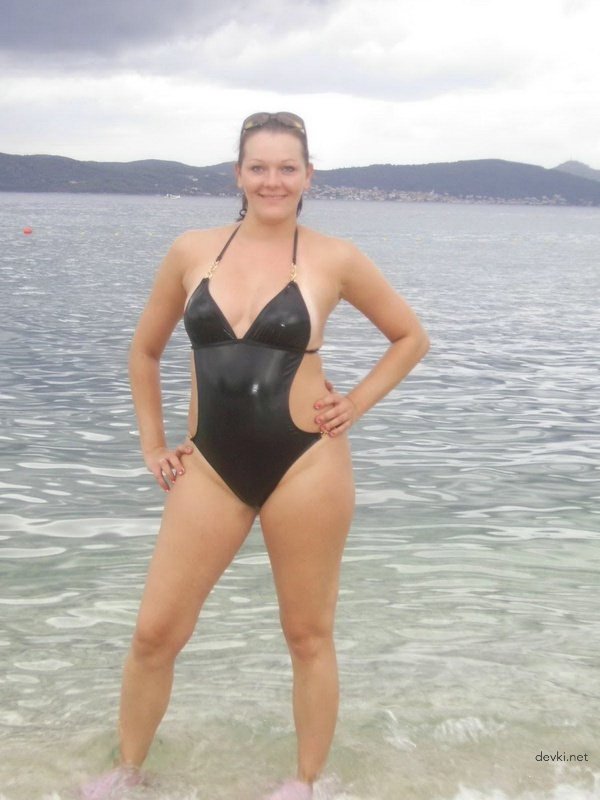 Explicit Amateur Photos: One Girl's Social Media Pics