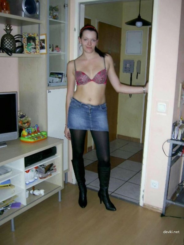 Explicit Amateur Photos: One Girl's Social Media Pics