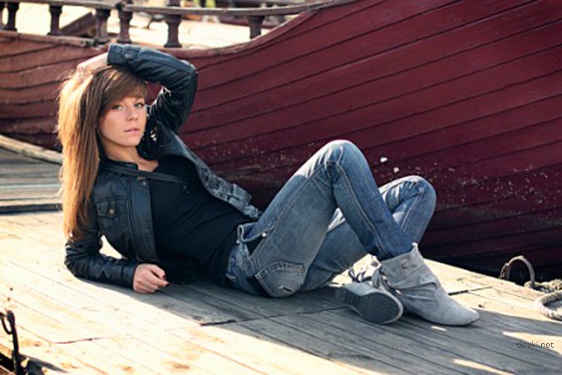 Amateur College Student Goes Wild in Explicit Modeling Shoot