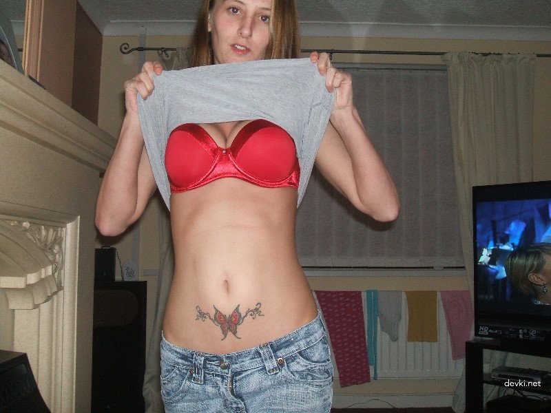 Hot Tattooed Girl Exposing Her Belly in Amateur Photo