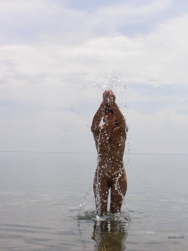 Amateur Beach Sex: Hot and Explicit Photo Shoot on the Seashore
