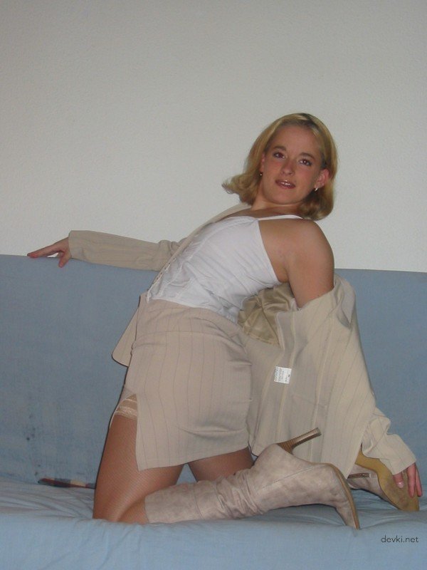 Hot Amateur Babe Poses and Sucks Cock - Explicit Blowjob Photos