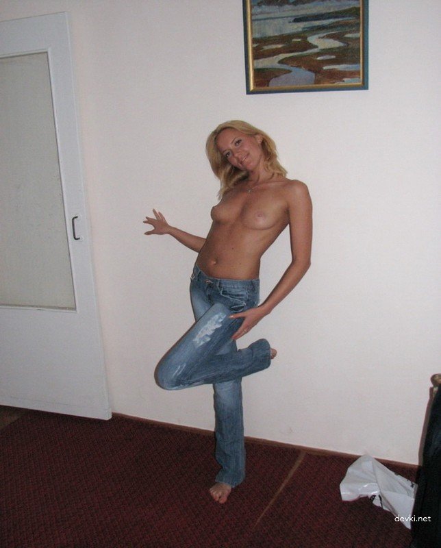 Naked Amateur Babe Poses and Fucks - Explicit Homemade Porn Photo Shoot