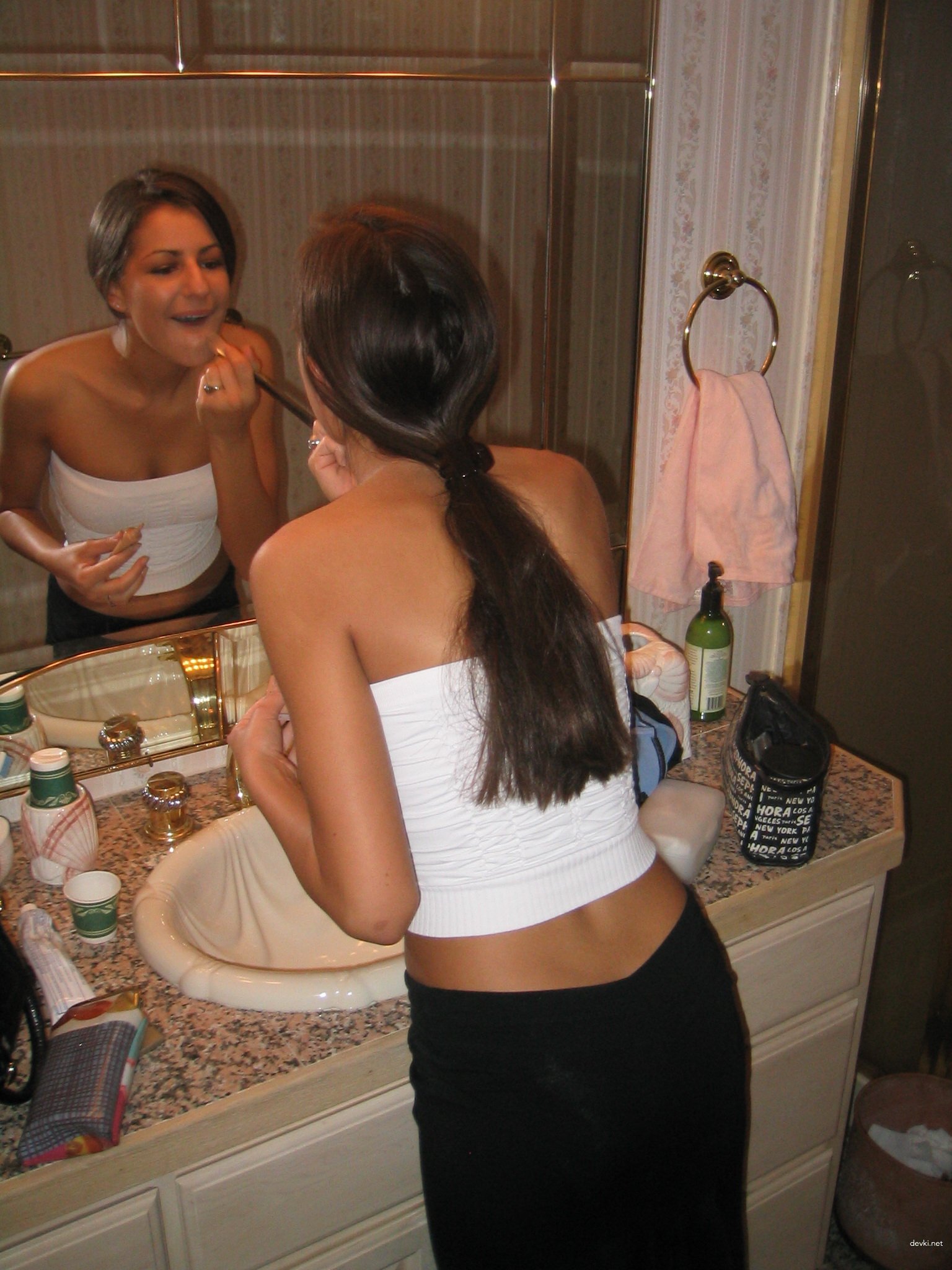 Hot babe gets cum on belly in amateur porn pic