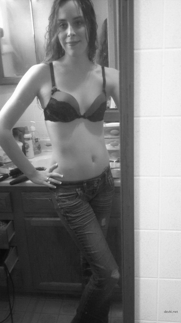 Hot Young Wife with Small Tits - Explicit Amateur Photo