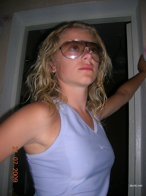 Beautiful Girl Sucking Cock - Explicit Amateur Porn Photo