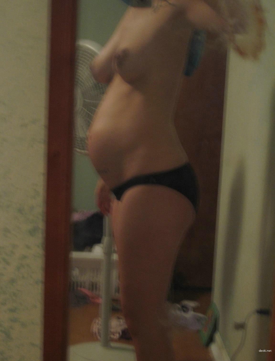 Hot Naked American Amateur Exposed in Explicit Porn Photos