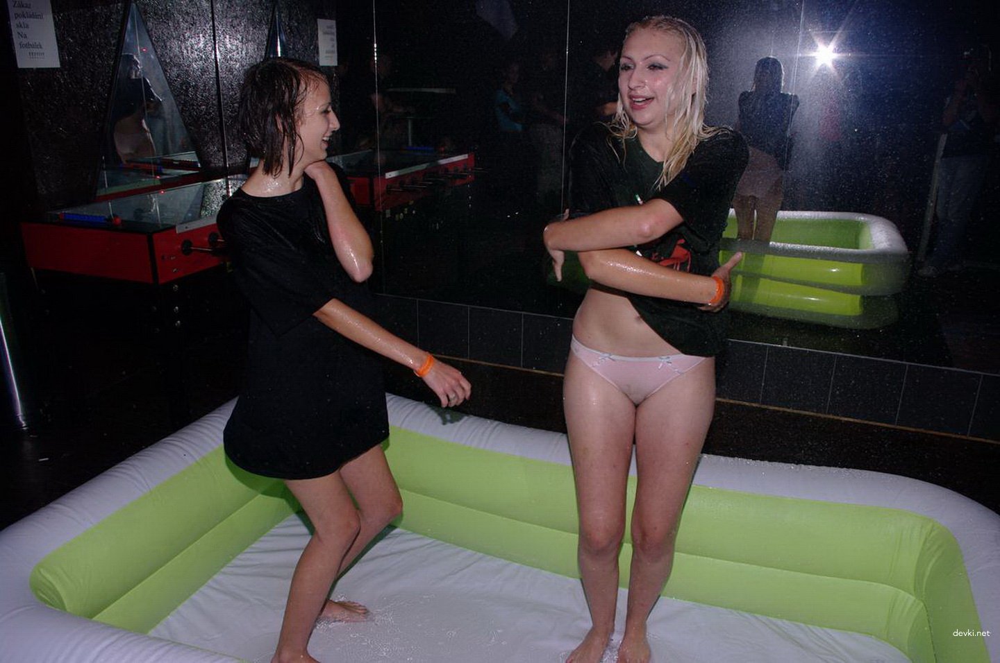 Explicit Wet Girls: Amateur Photos of Soaking Wet Babes in Seductive Poses