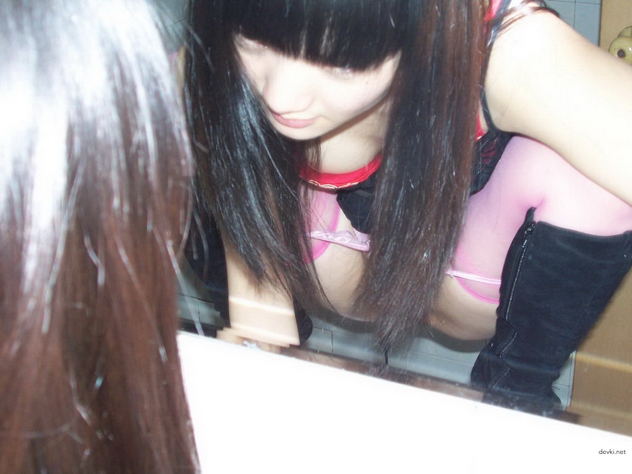 Hot Asian Babe Demonstrates Expert Sex Skills in Amateur Porn Photos