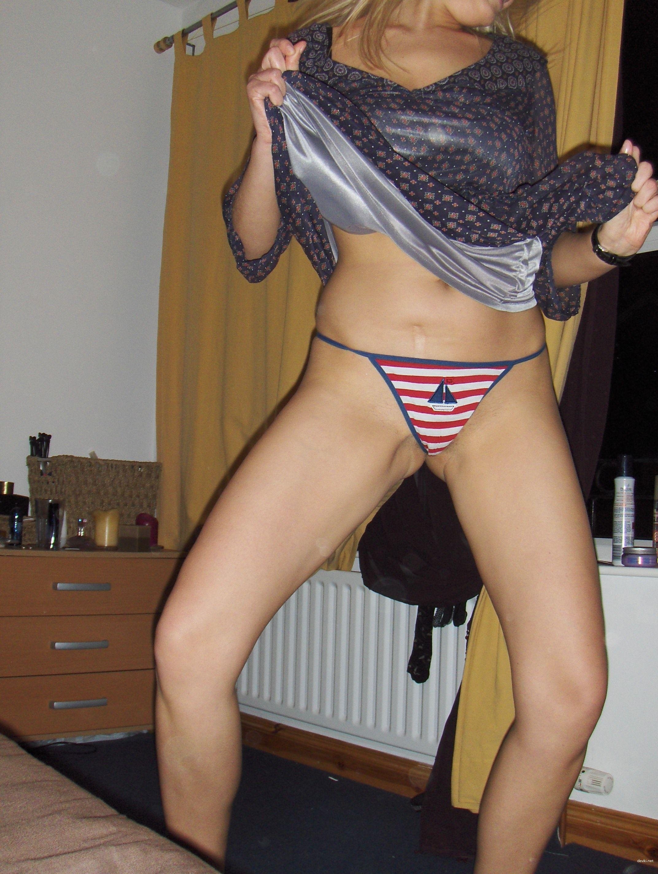 Hot Blonde Amateur Photo: Explicit Blonde Bombshell in Action