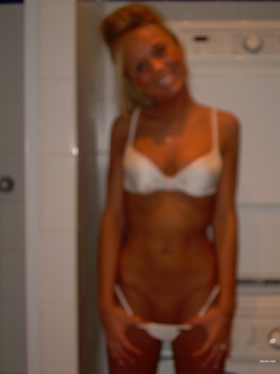 Hot Blonde Amateur Photo: Explicit Blonde Bombshell in Action