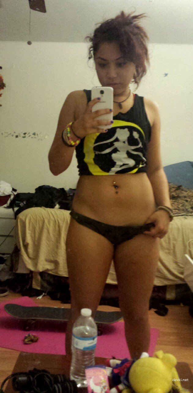 Amateur Naked Girlfriend at Home: Explicit Homemade Photo