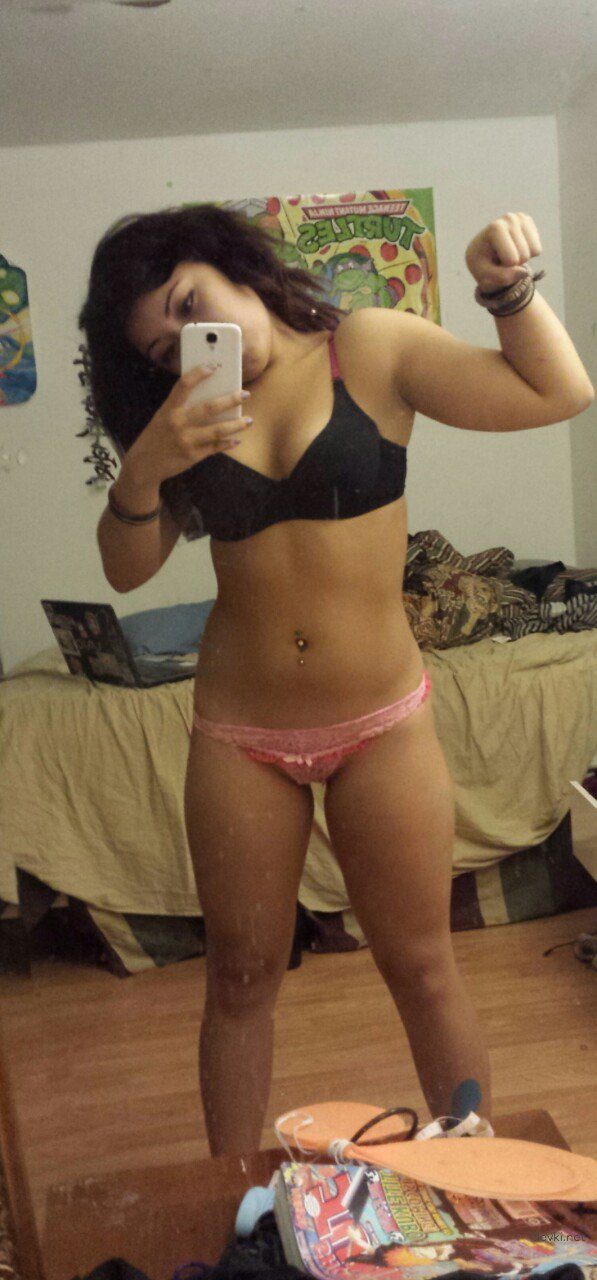 Amateur Naked Girlfriend at Home: Explicit Homemade Photo