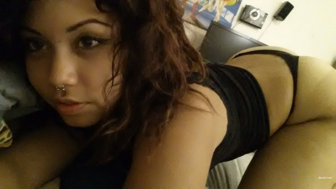 Amateur Naked Girlfriend at Home: Explicit Homemade Photo