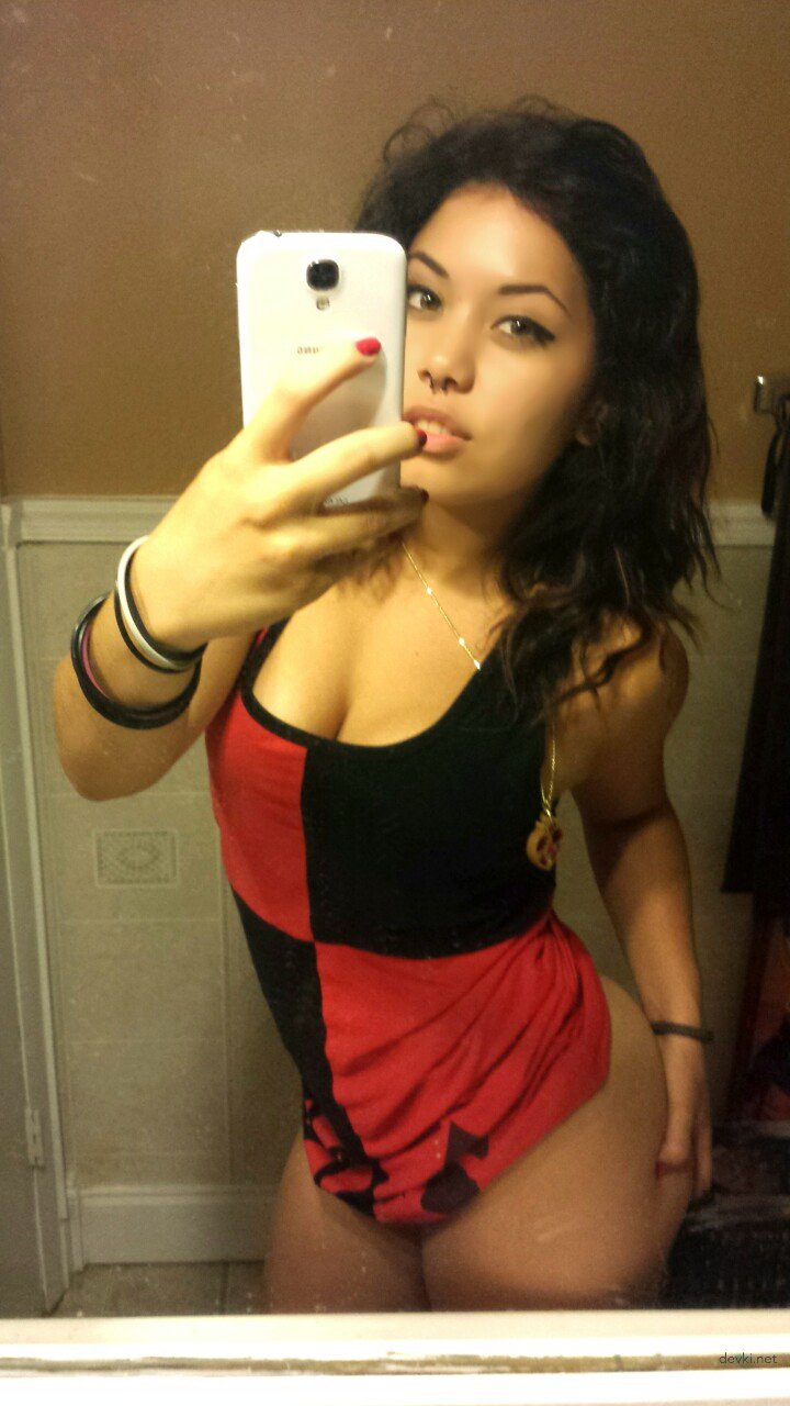 Amateur Naked Girlfriend at Home: Explicit Homemade Photo