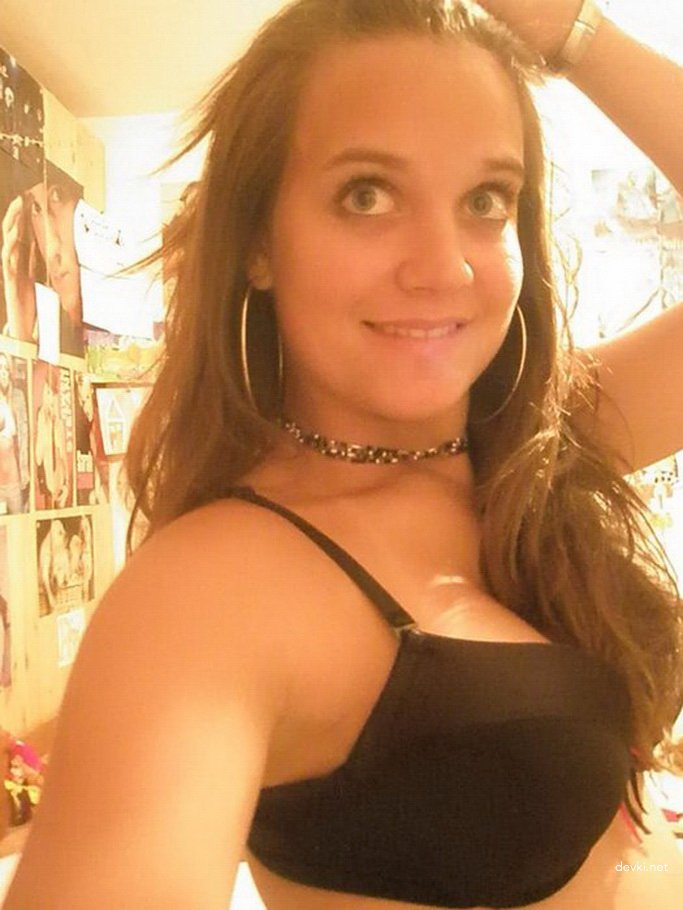 Explicit Graduation Amateur Porn Photos - Sexy Schoolgirl Gets Naughty