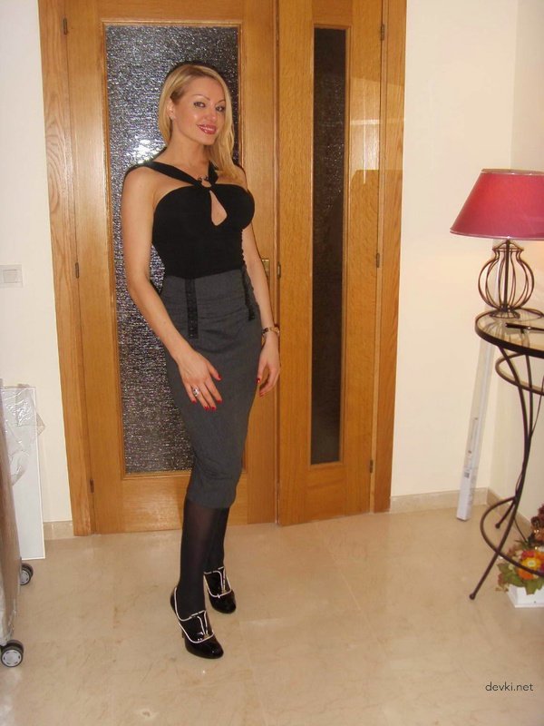 Hot Amateur Slut Gets Pounded in XXX Photo Shoot