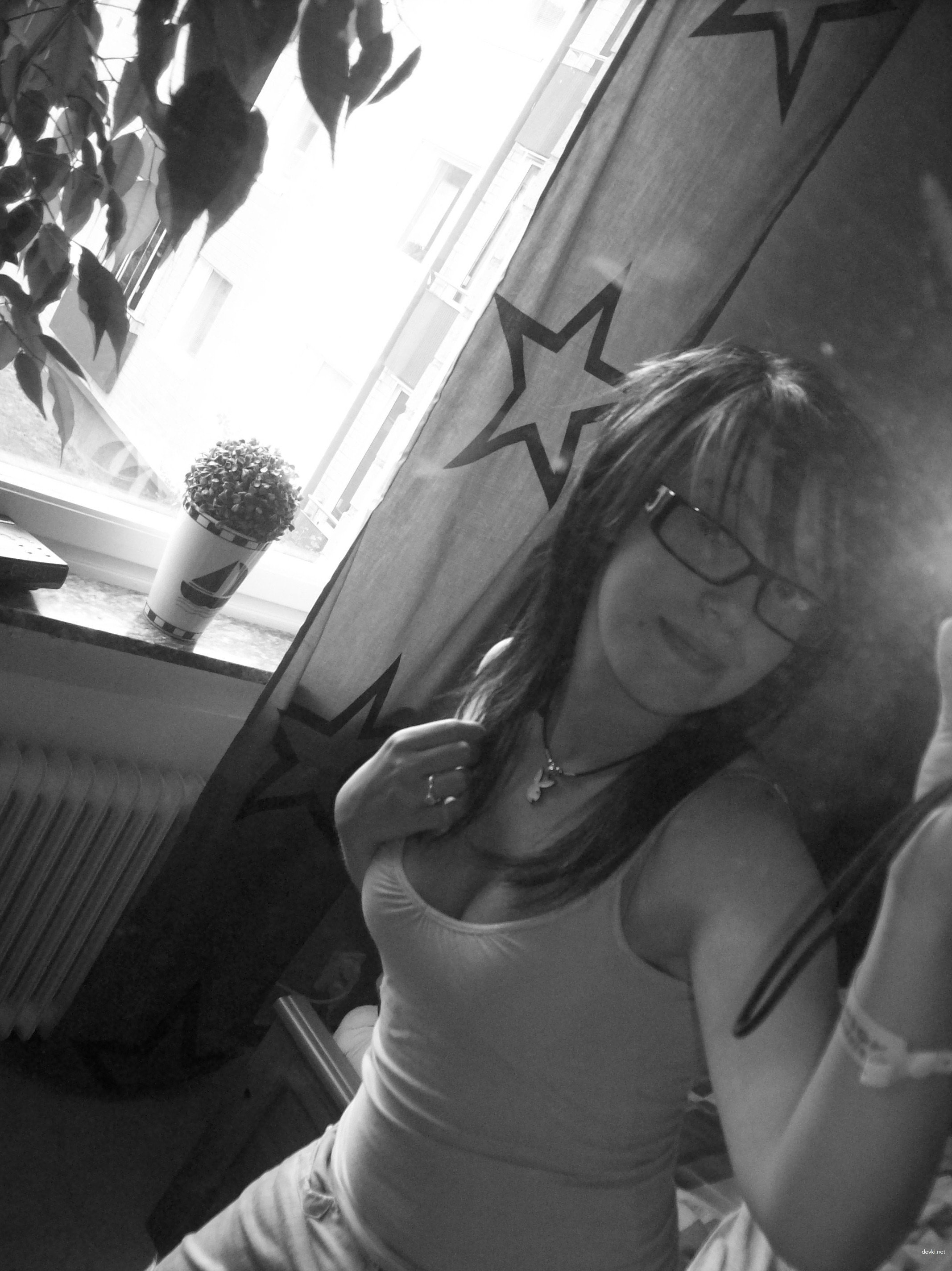 Hot College Student Poses Nude - Amateur Porn Pics