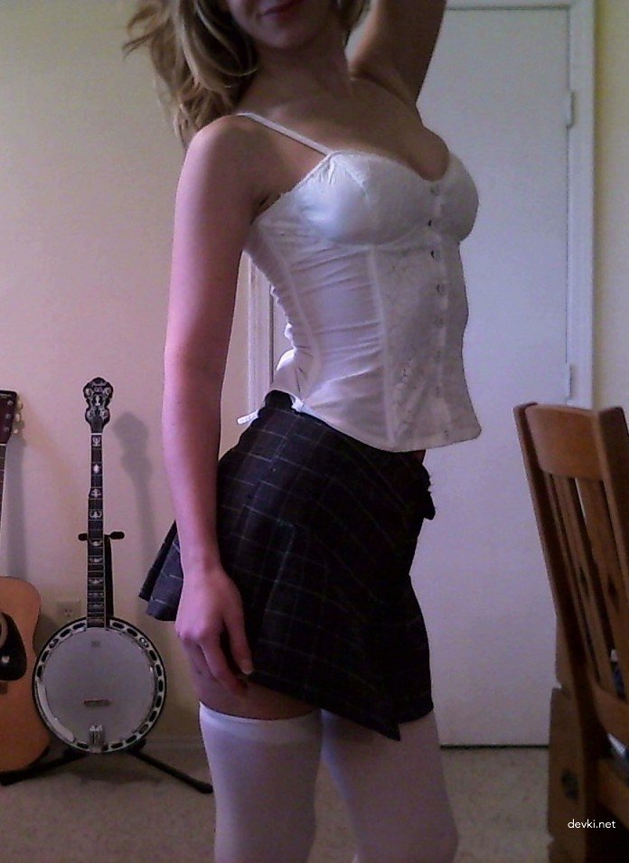 Sizzling Amateur Teen Exposes All in Explicit Porn Pics!