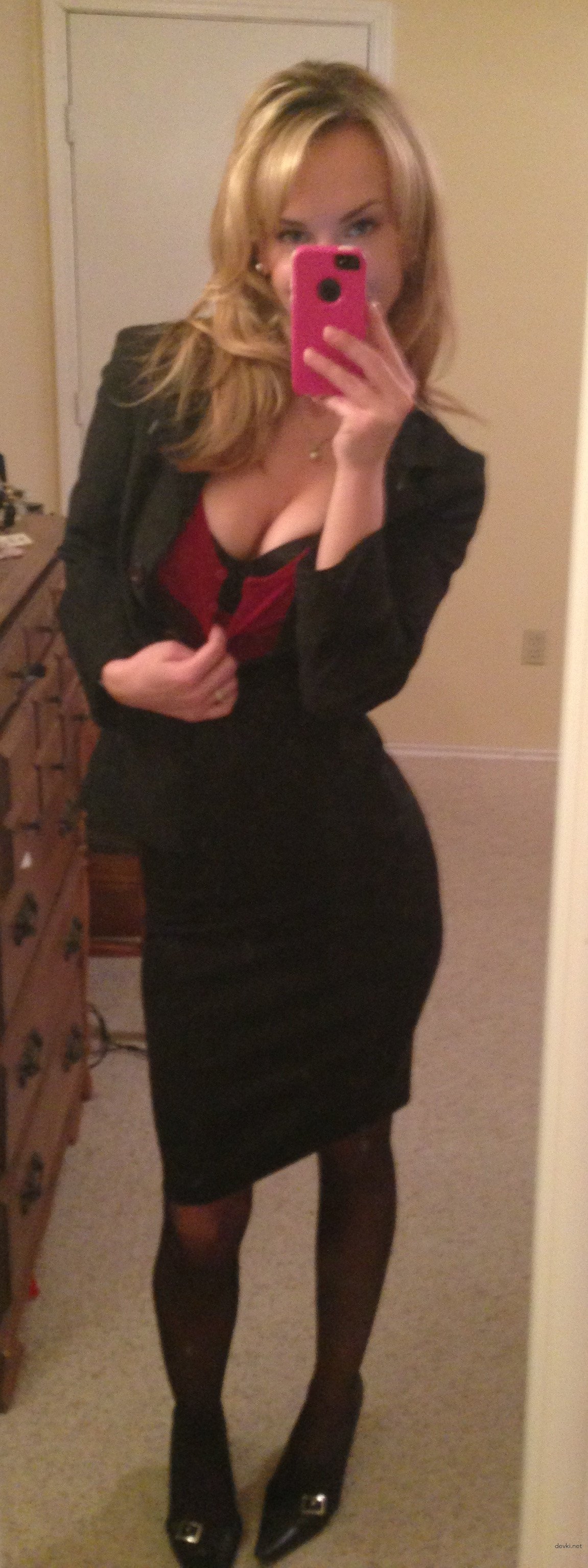 Sizzling Amateur Teen Exposes All in Explicit Porn Pics!