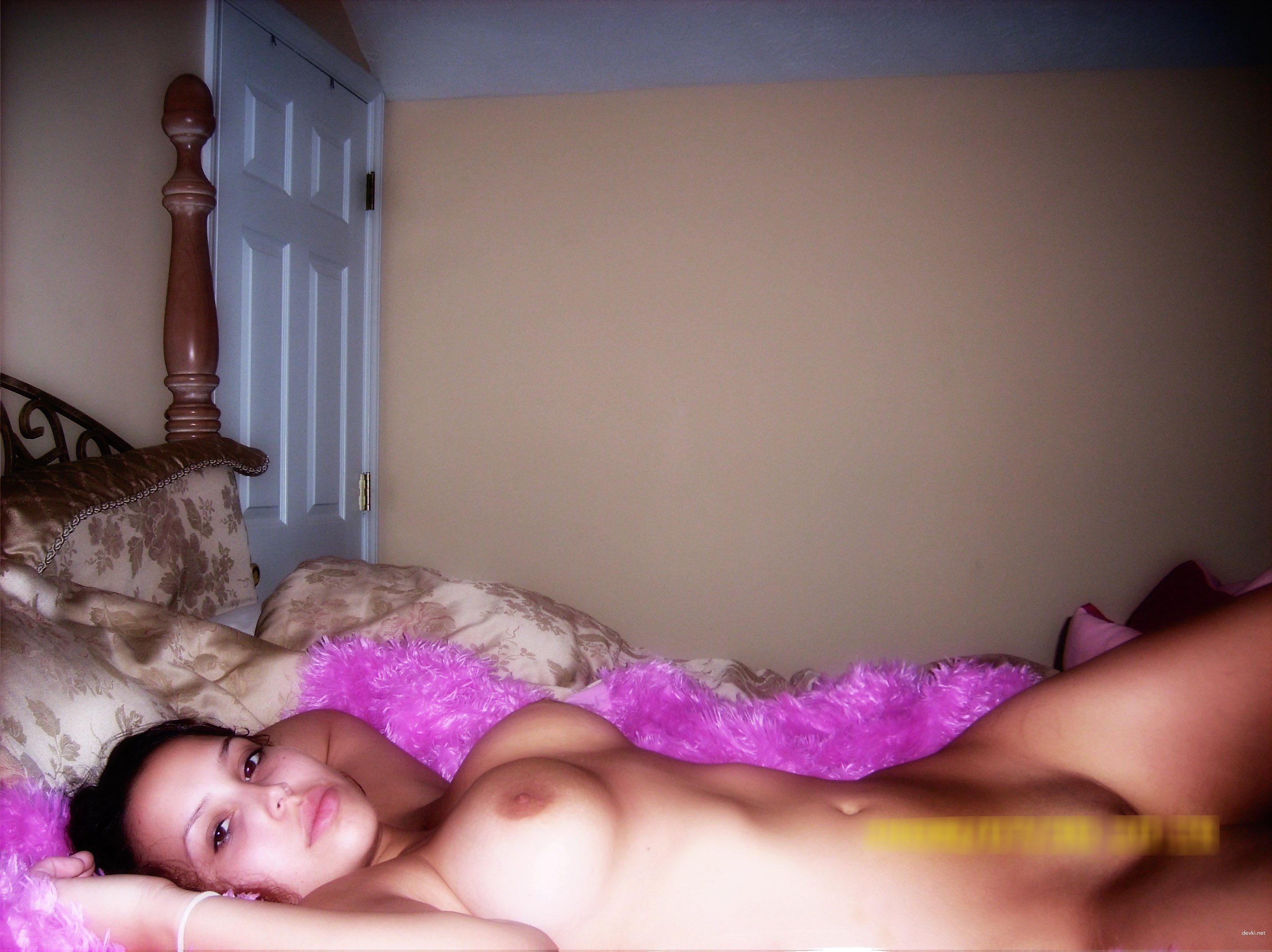 Beautiful Girl in Various Explicit Poses Amateur Porn Photos