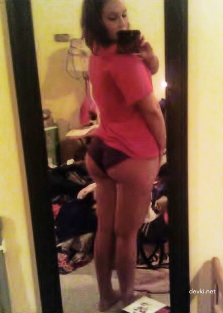 Beautiful Girl in Various Explicit Poses Amateur Porn Photos