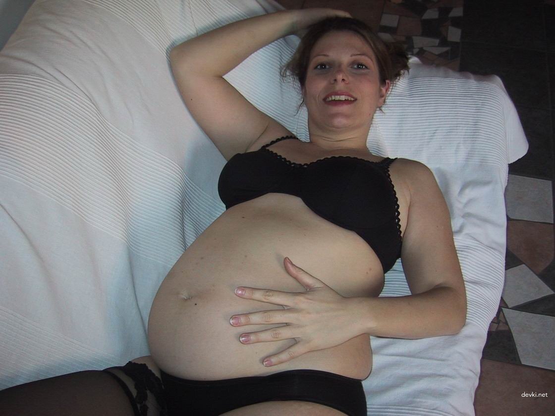 Pregnant Girl Shows Pussy in Amateur Porn Photo