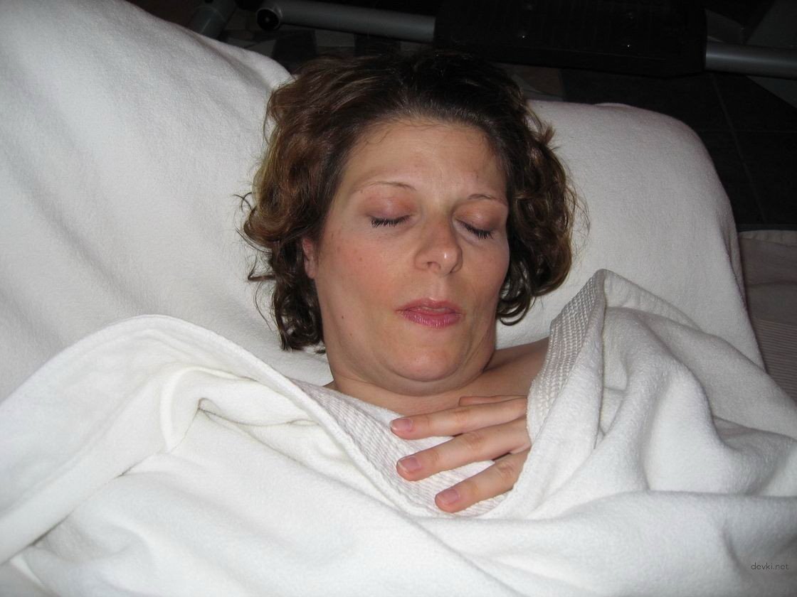 Pregnant Girl Shows Pussy in Amateur Porn Photo