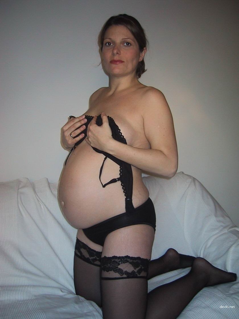 Pregnant Girl Shows Pussy in Amateur Porn Photo