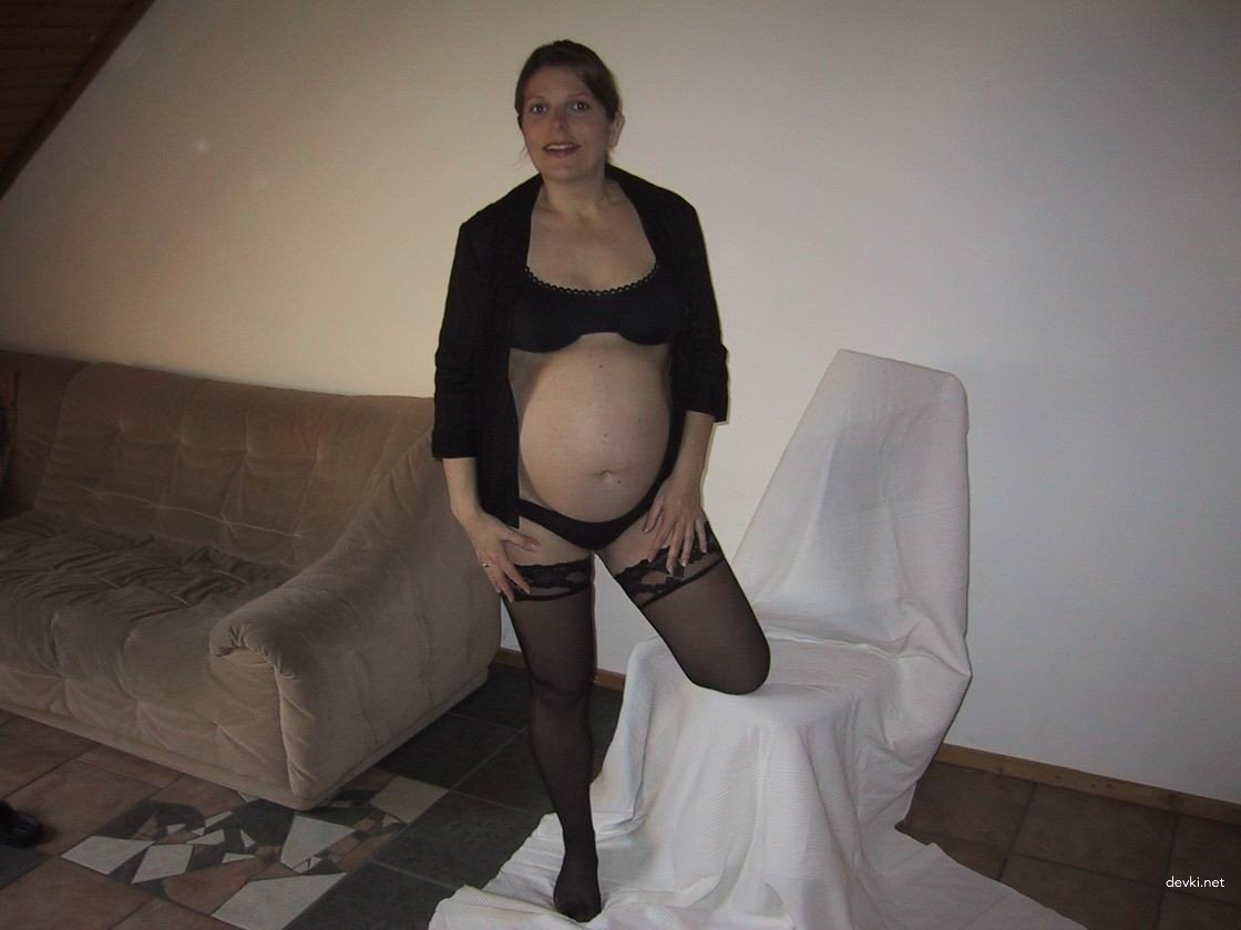 Pregnant Girl Shows Pussy in Amateur Porn Photo