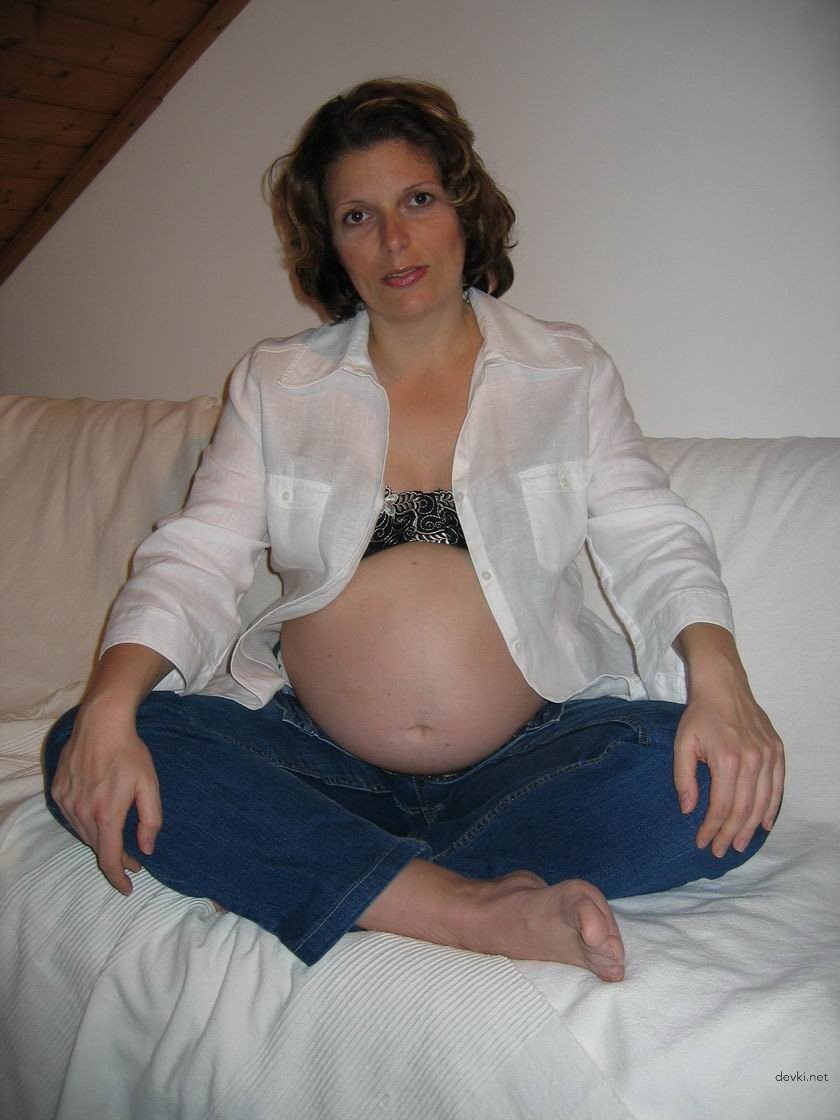 Pregnant Girl Shows Pussy in Amateur Porn Photo