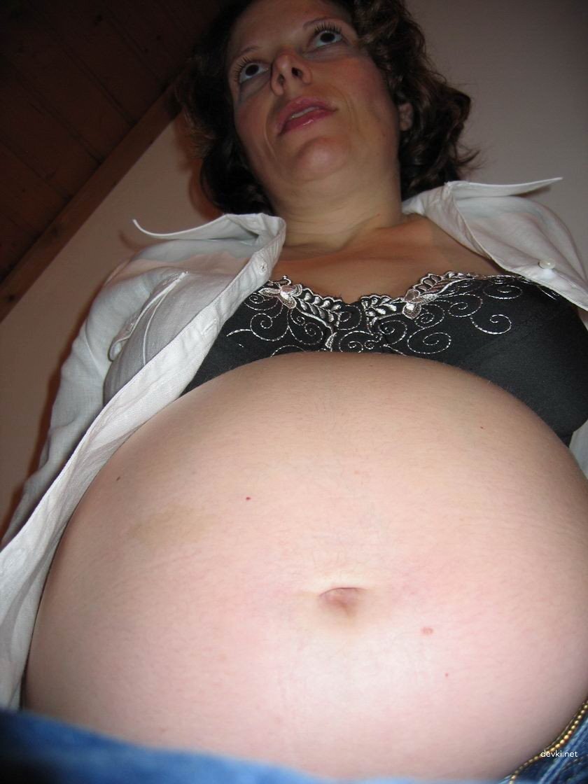 Pregnant Girl Shows Pussy in Amateur Porn Photo