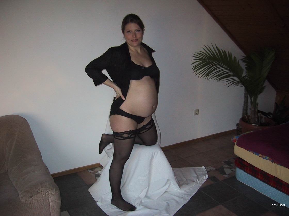 Pregnant Girl Shows Pussy in Amateur Porn Photo