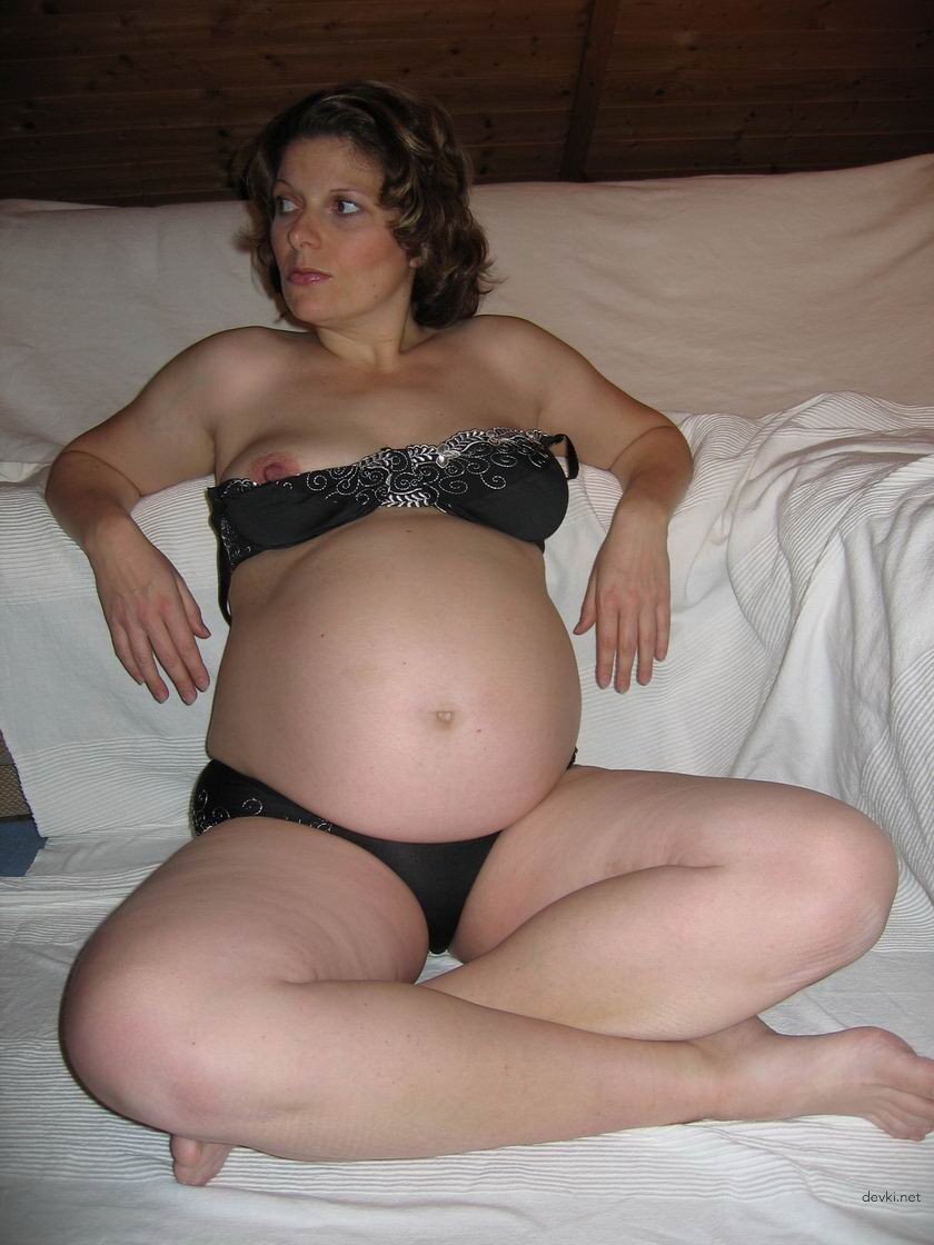 Pregnant Girl Shows Pussy in Amateur Porn Photo