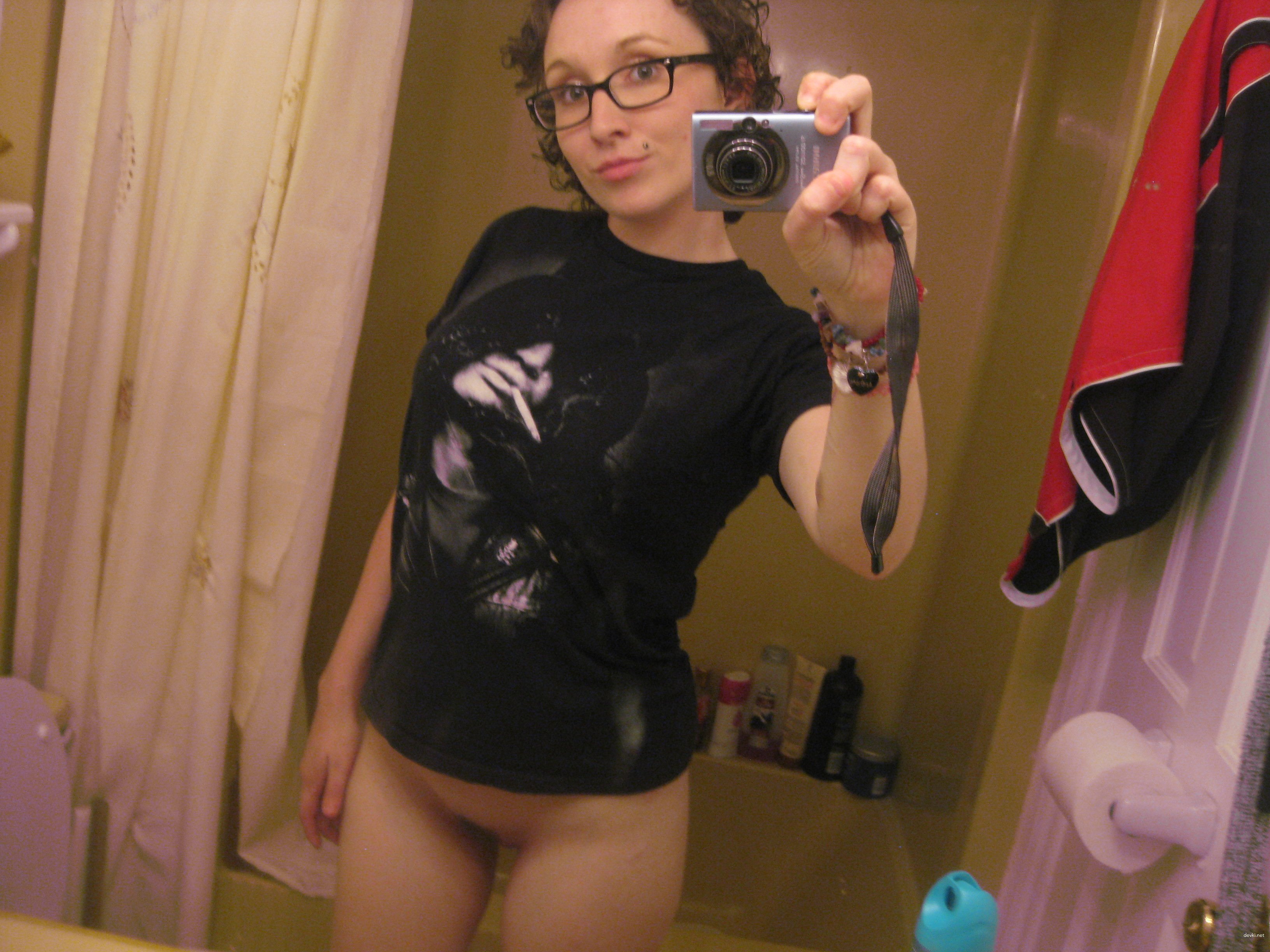 Bald Pussy of Woman: Explicit Amateur Porn Photo