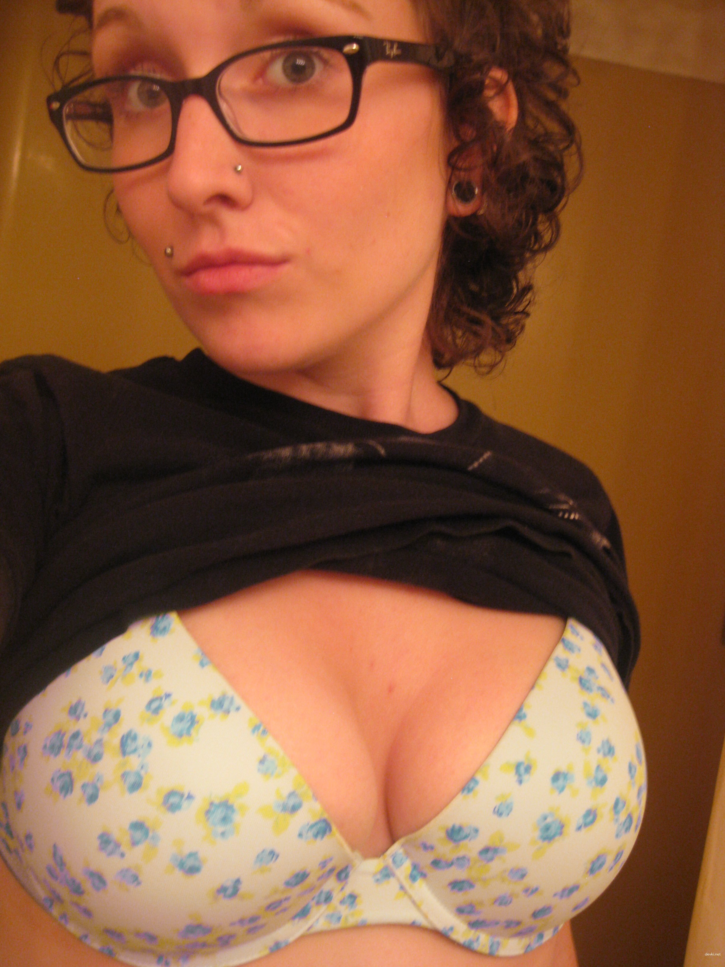 Bald Pussy of Woman: Explicit Amateur Porn Photo