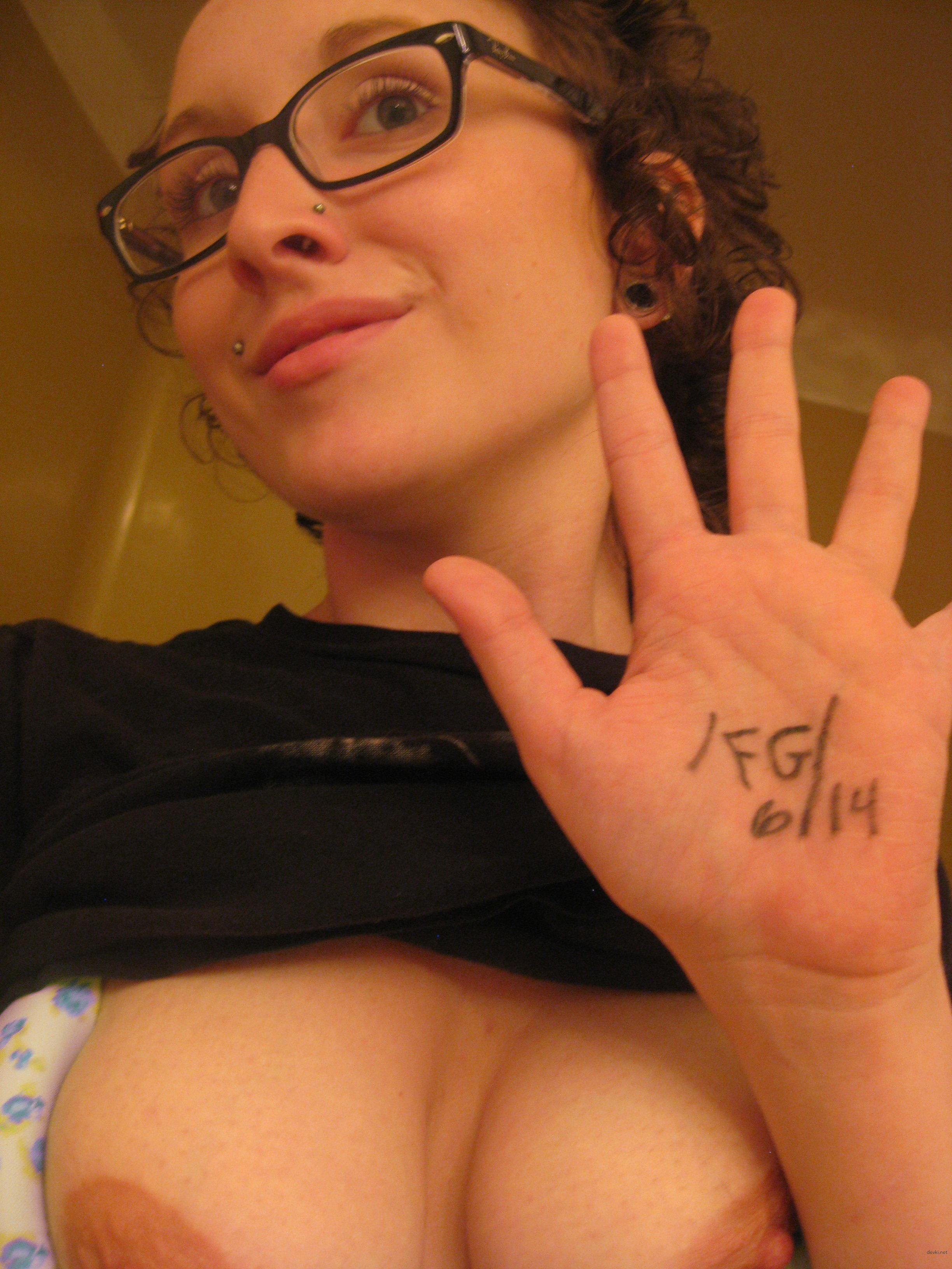 Bald Pussy of Woman: Explicit Amateur Porn Photo