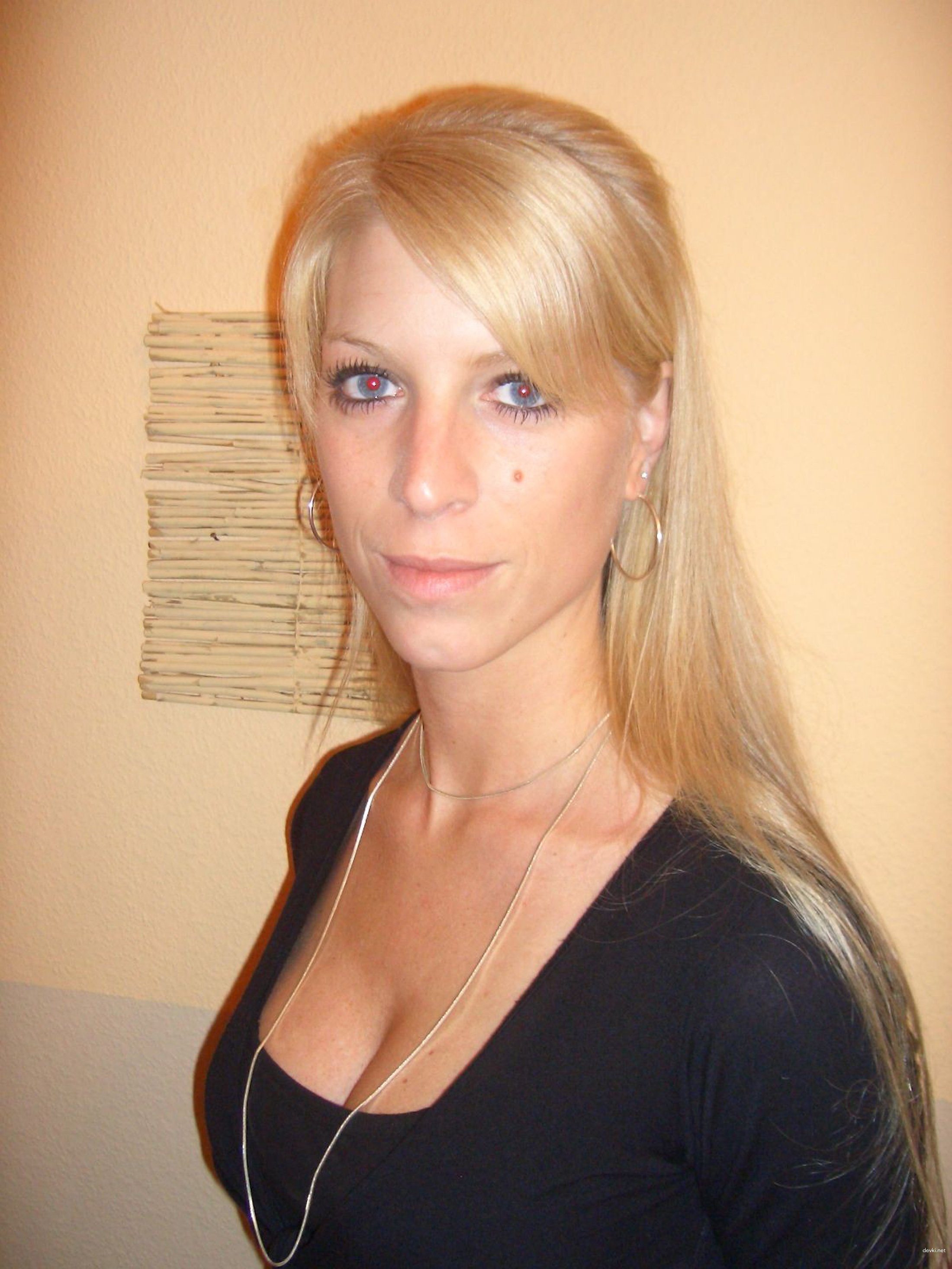 Amateur Babe Deepthroats Big Cock in Explicit Blowjob Scene